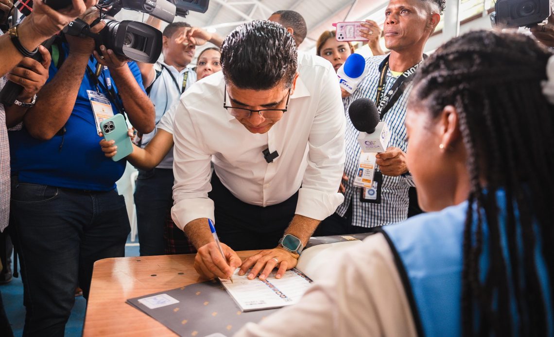 Dirigentes del PRM acuden a las urnas