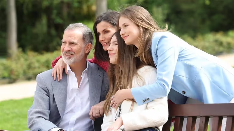 Felipe y Letizia posan junto a sus hijas con un look relajado en el 20 aniversario de su boda