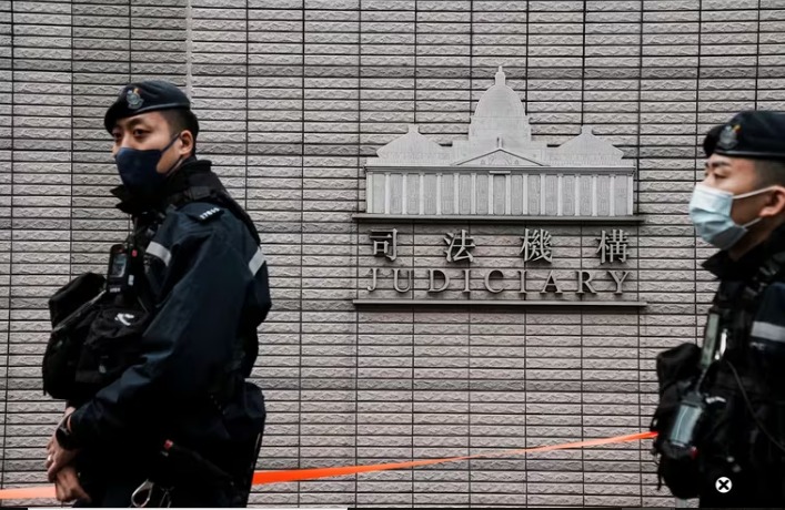 Al menos seis arrestados bajo nueva ley de seguridad por publicar mensajes en línea en Hong Kong