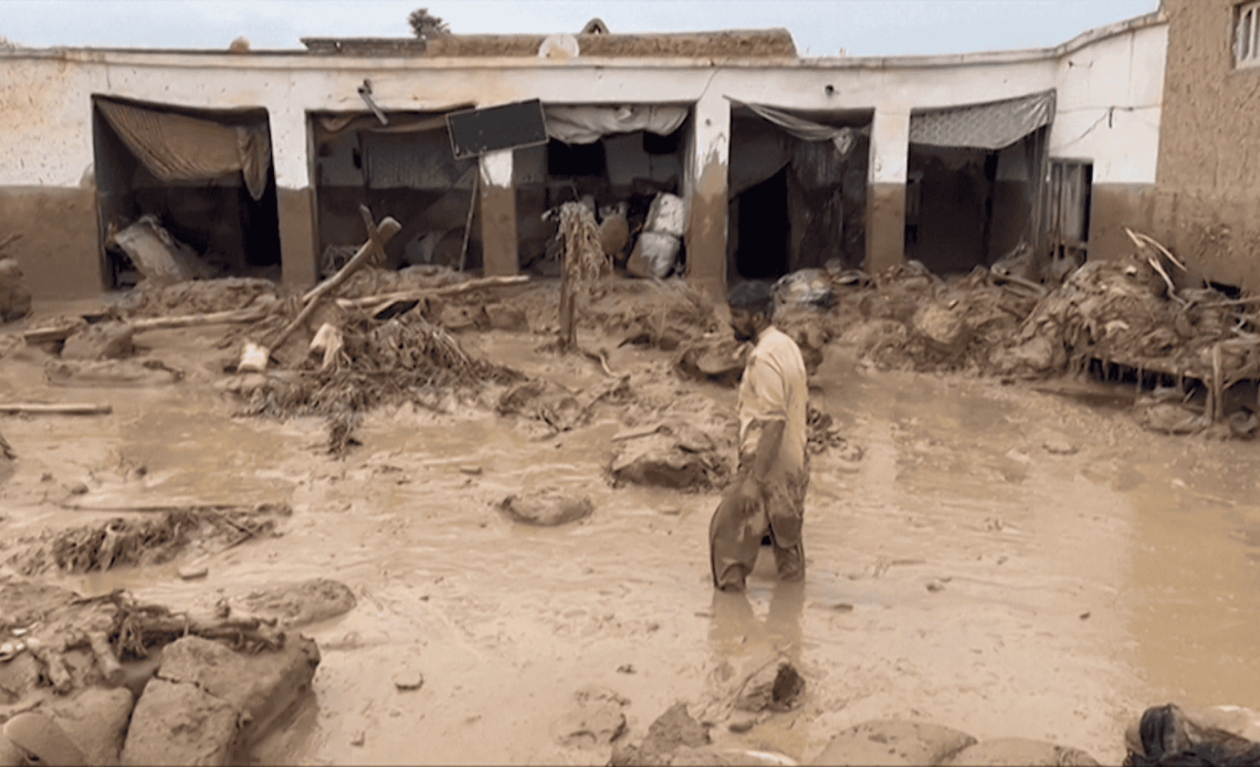 Suben a más de 350 los muertos en las devastadoras inundaciones de Afganistán