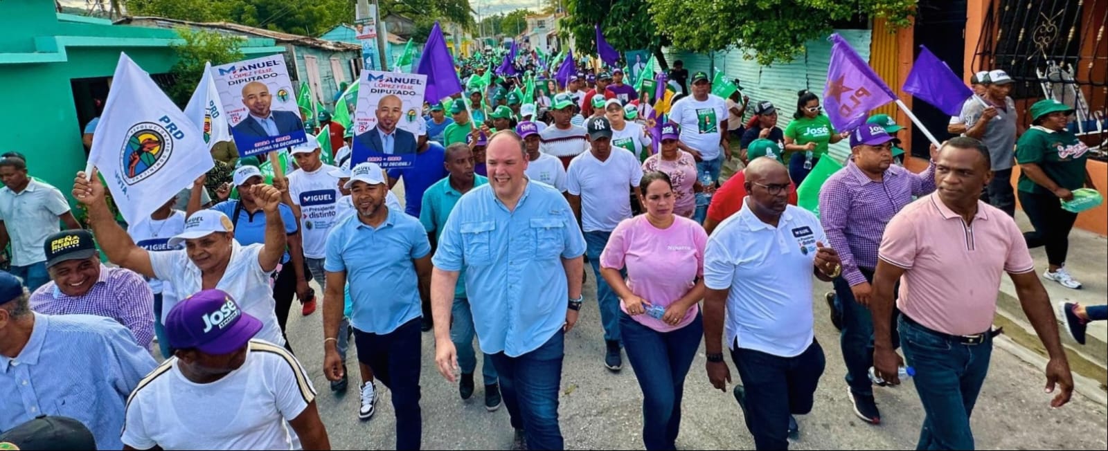 José del Castillo encabeza caminata en los barrios Villa Estela y La Playa en Barahona