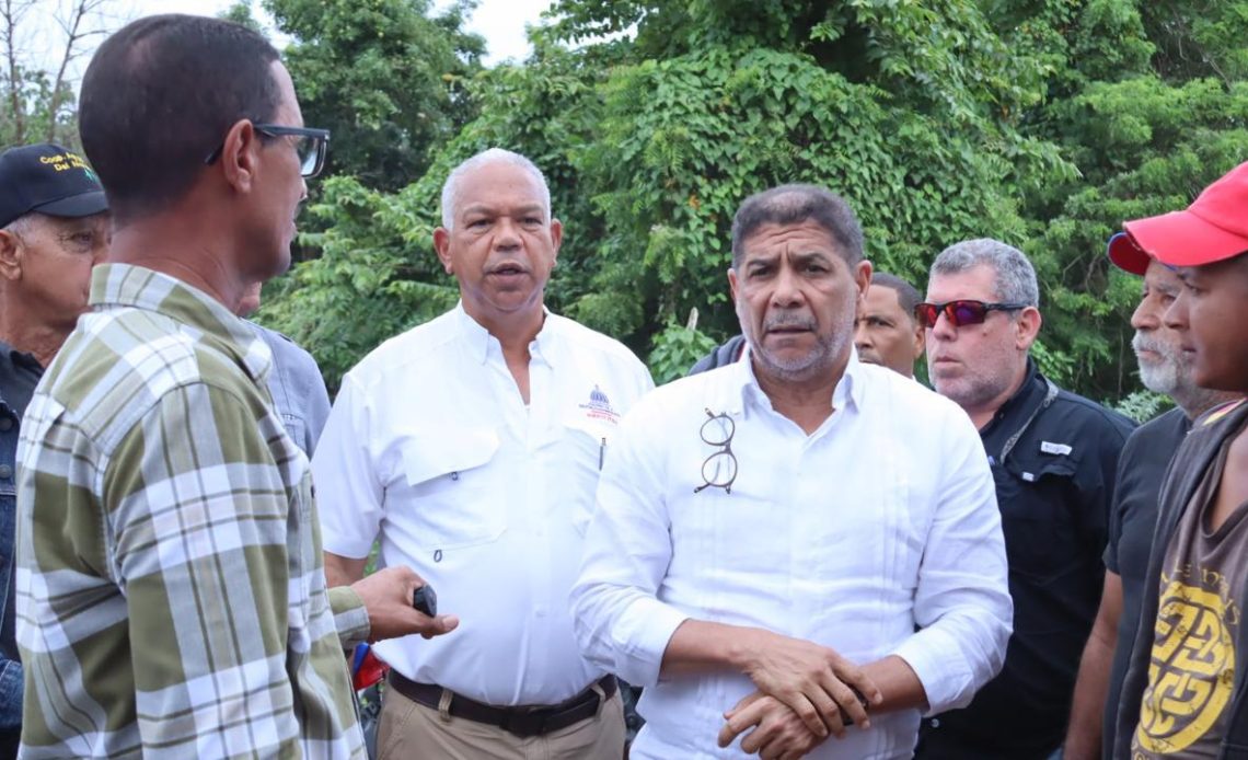 Ministro Limber Cruz visita zonas afectadas por tornado