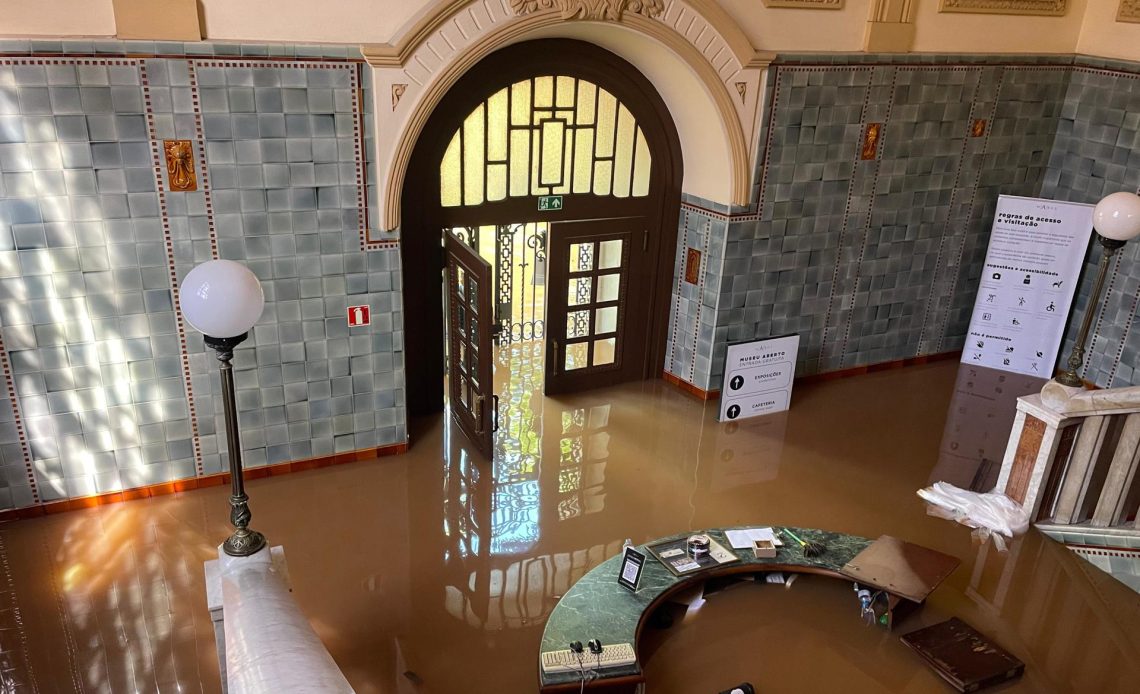 Más de 5.700 obras de arte, aisladas por la inundación en un museo de Porto Alegre