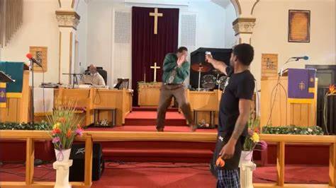 Pastor se salvó milagrosamente de morir en un ataque armado en su iglesia