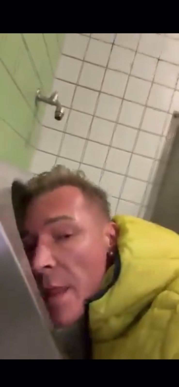 Ein deutscher Politiker ging viral, weil er Toiletten und Urinale in öffentlichen Toiletten leckte