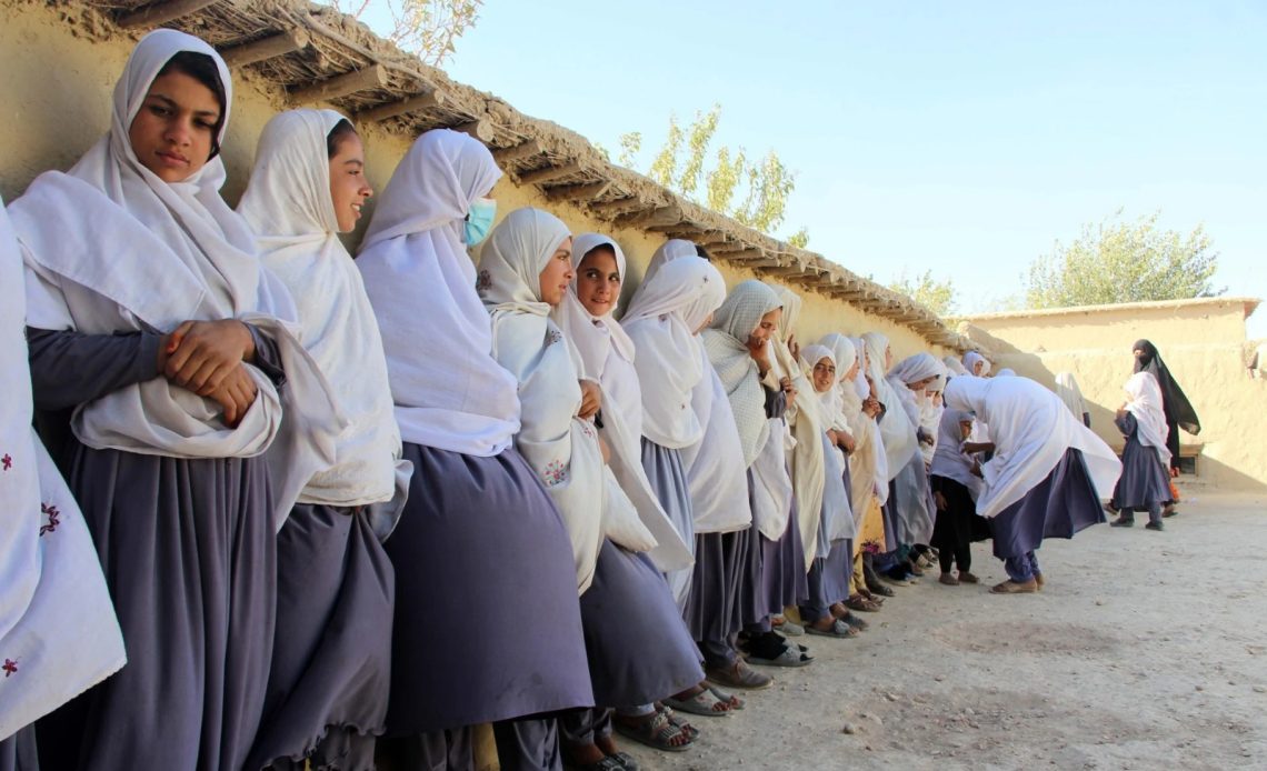 Jóvenes en escuela de Afganistán