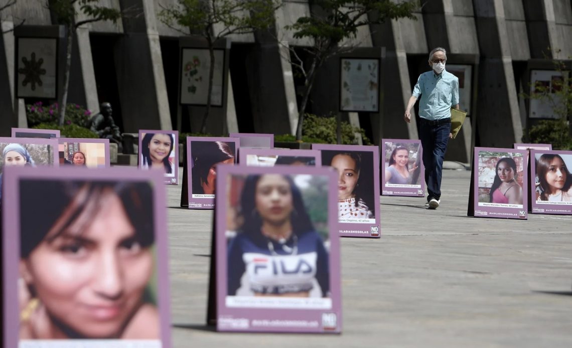 El Gobierno colombiano firmó una ley mediante la cual se eliminan los beneficios y subrogados penales a condenados o acusados por crímenes de feminicidio, una rúbrica que llega en un momento en que la violencia machista está en el ojo público tras el feminicidio de una mujer en un centro comercial en Bogotá.