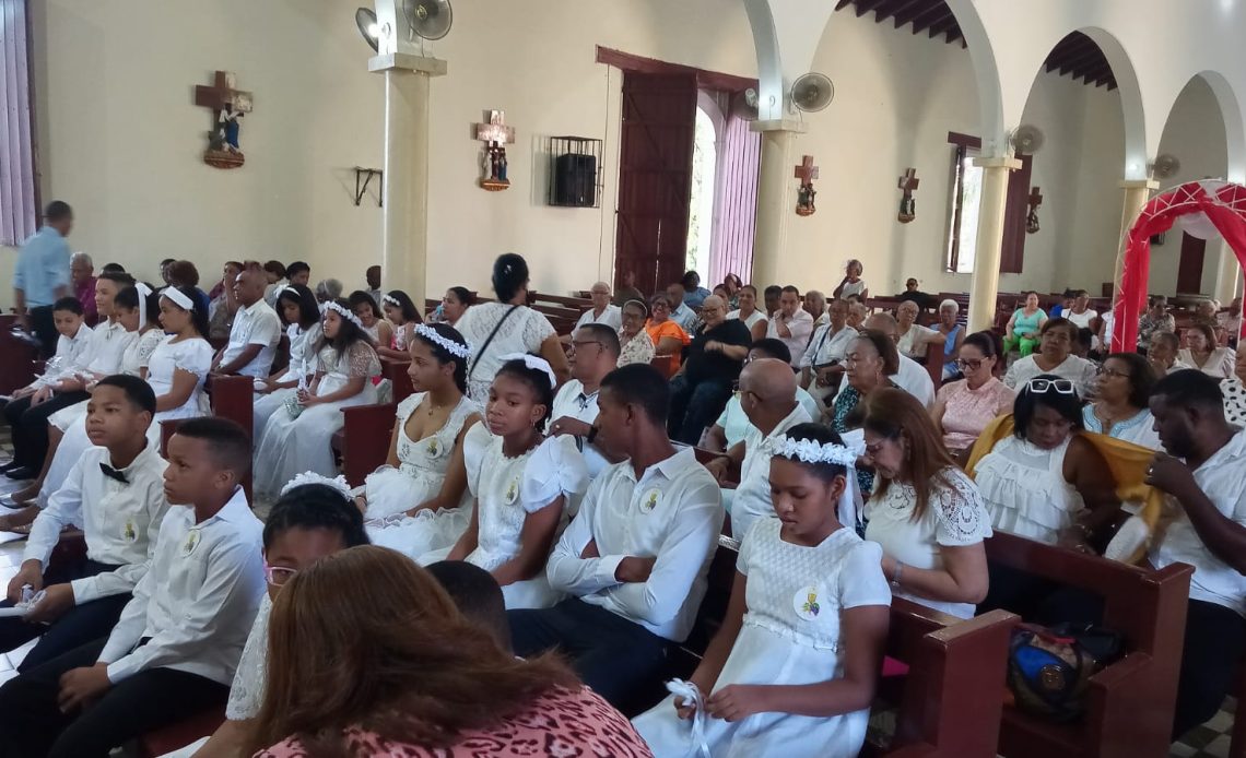 La Iglesia Católica conmemoró hoy el Día de Corpus Christi o cuerpo de Cristo, con una eucaristía en la Iglesia Nuestra Señora De Los Remedios en Azua.