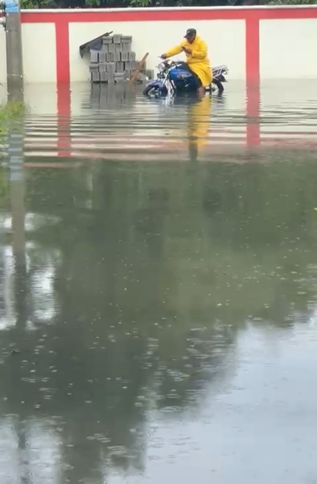 Residentes de Miguel Yanguela en Nagua claman por ayuda ante inundaciones por falta de alcantarillado