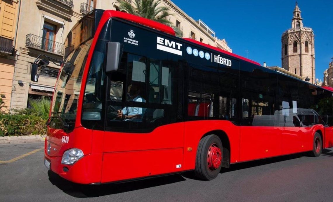 Nace un bebé en un autobús de EMT València en un parto asistido por el padre y el pasaje