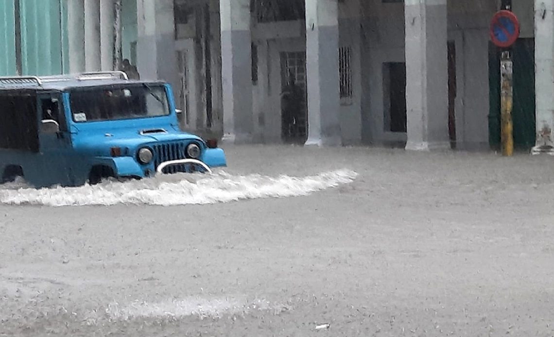 Carro en calles inundadas en La Habana Cuba