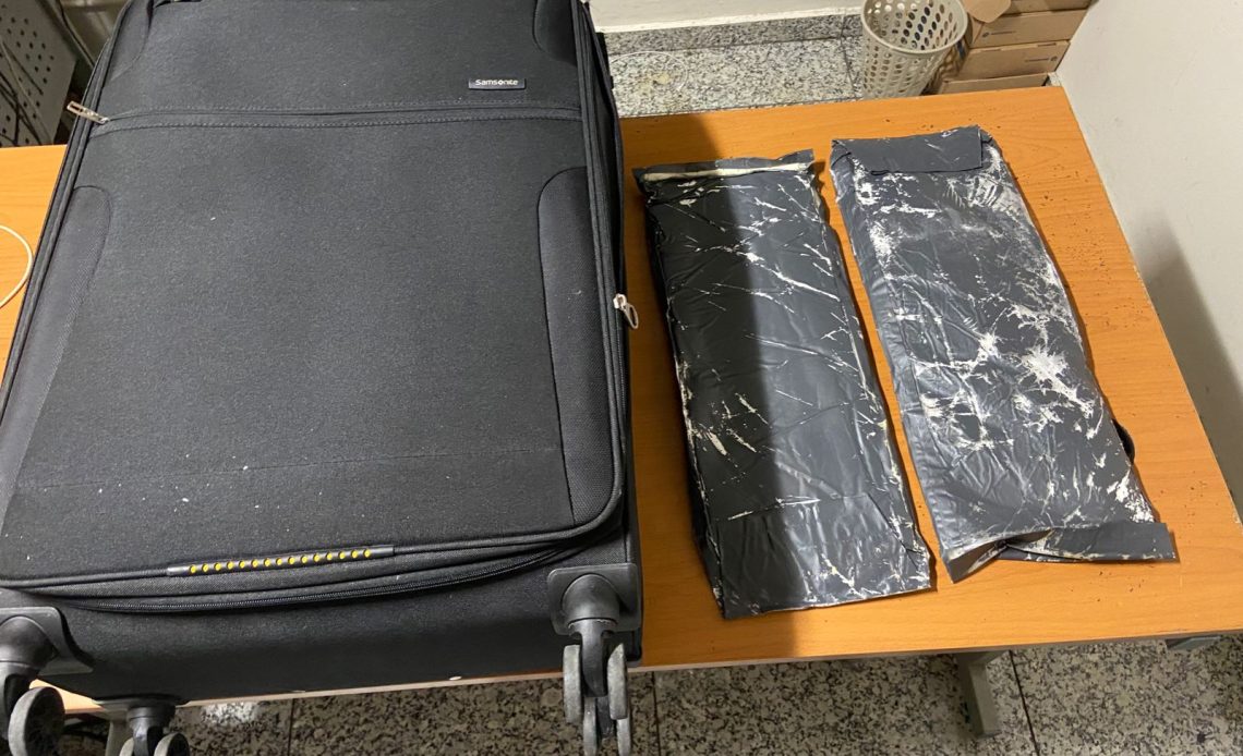Detienen mujer pretendía viajar a España con dos láminas de presunta cocaína