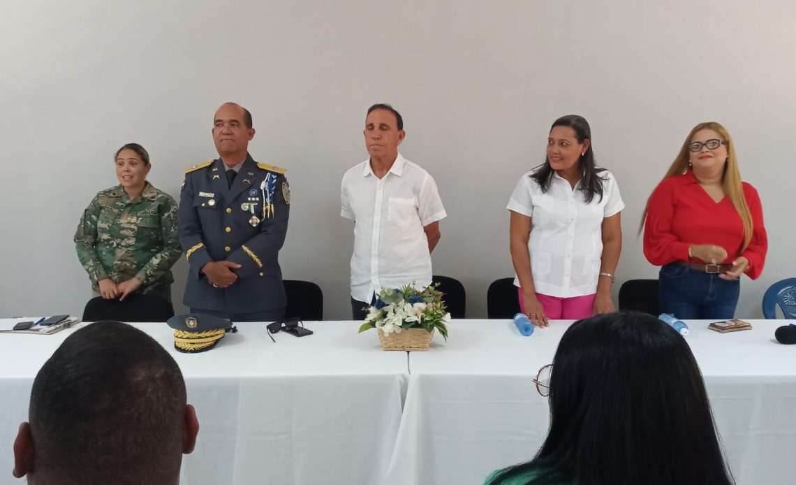 Escuela vocacional de las Fuerzas Armadas y Policía Nacional imparte charla en Azua