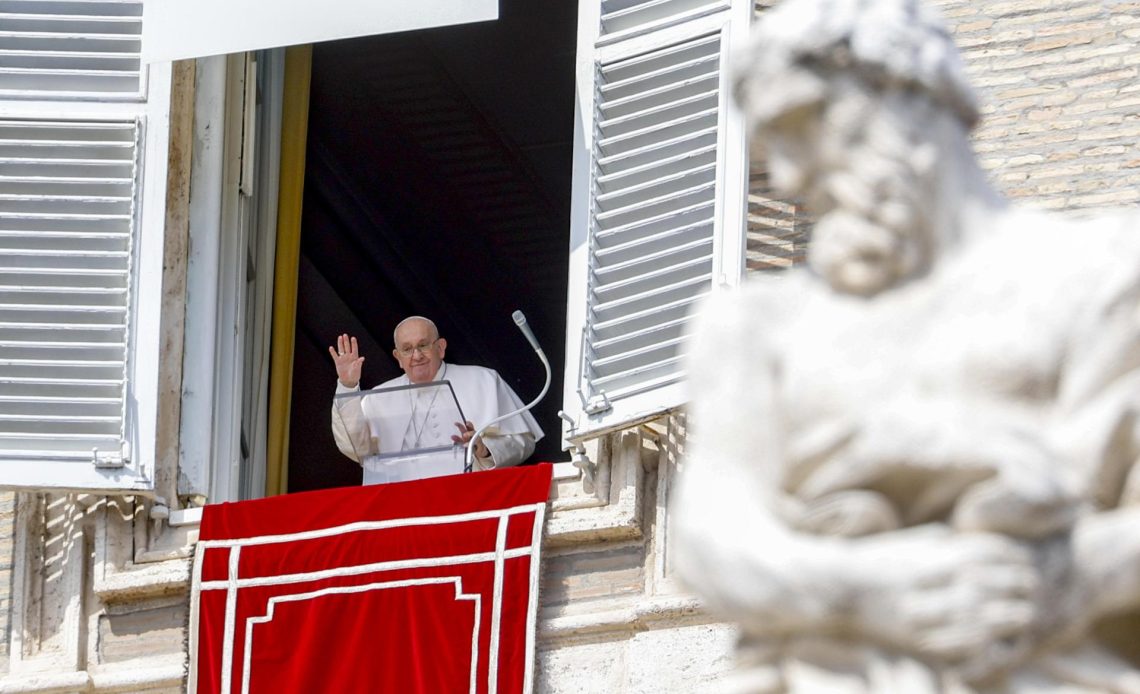 Foto de archivo del papa Francisco desde la ventana de su oficina con vistas a la Plaza de San Pedro. EFE/EPA/FABIO FRUSTACI