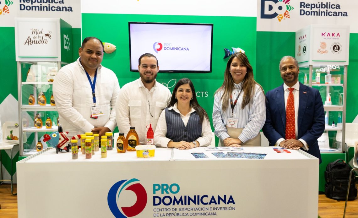 Exportador y equipo de ProDominicana MIDA 2024