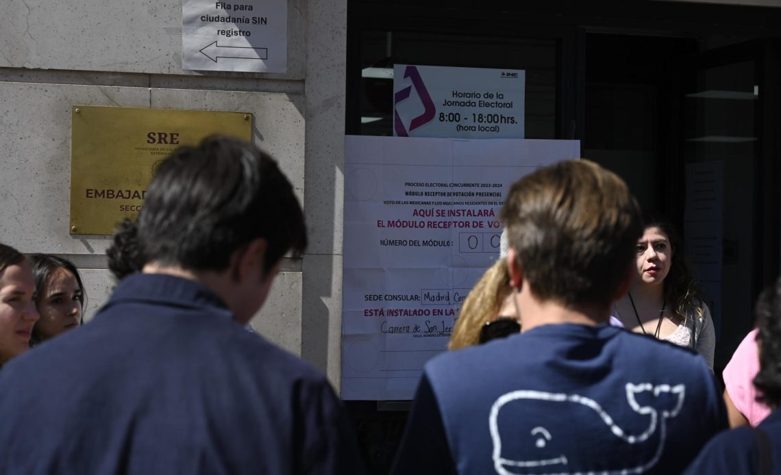 Los mexicanos residentes en España esperan a la entrada de la Embajada en Madrid para ejercer su derecho a voto en elecciones federales para la Presidencia de la República de México. EFE/ Víctor Lerena