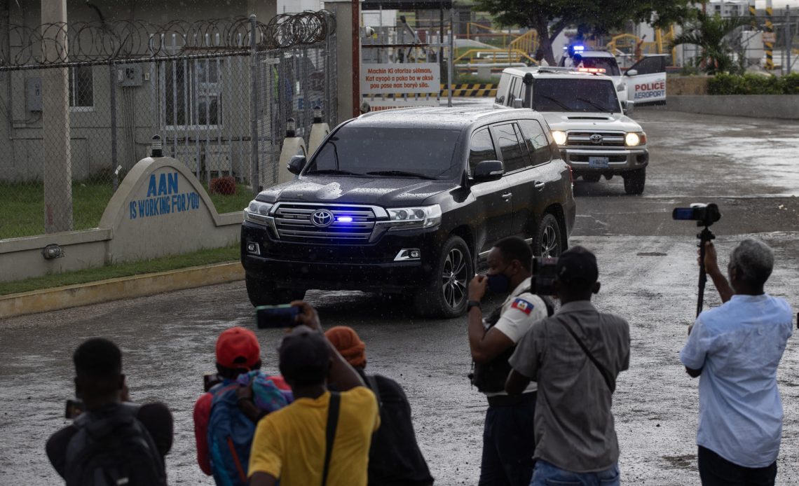 Periodistas cubren el paso de la caravana vehicular que transporta al designado primer ministro de Haití, Garry Conille, este sábado en Puerto Príncipe (Haití). EFE/ Orlando Barría