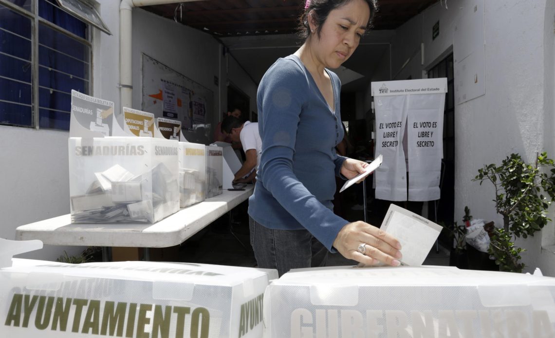 Ciudadanas emiten su voto en las elecciones generales mexicanas este domingo, en un colegio electoral, en el estado de Puebla (México). EFE/ Hilda Ríos