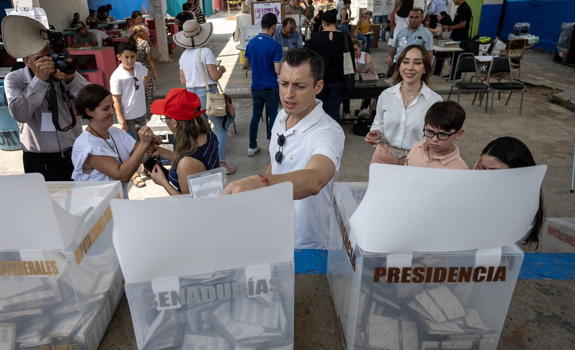 El candidato al Senado por Movimiento Ciudadano (MC), Luis Donaldo Colosio Riojas (c) emite su voto en las elecciones generales mexicanas este domingo, en un colegio electoral, en la ciudad de Monterrey, en Nuevo León (México). EFE/Miguel Sierra