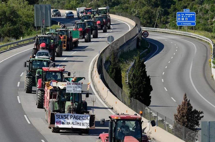 La protesta agraria bloquea los principales pasos en la frontera con Francia