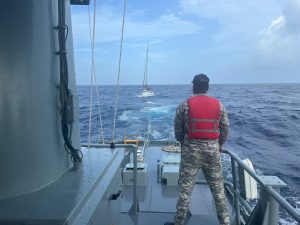 Armada de RD rescata a 4 extranjeros a bordo de un velero en alta mar