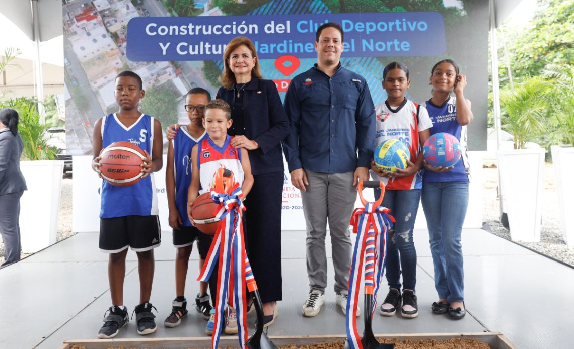 Vicepresidenta con niños en proximo Club de Jardines del Norte