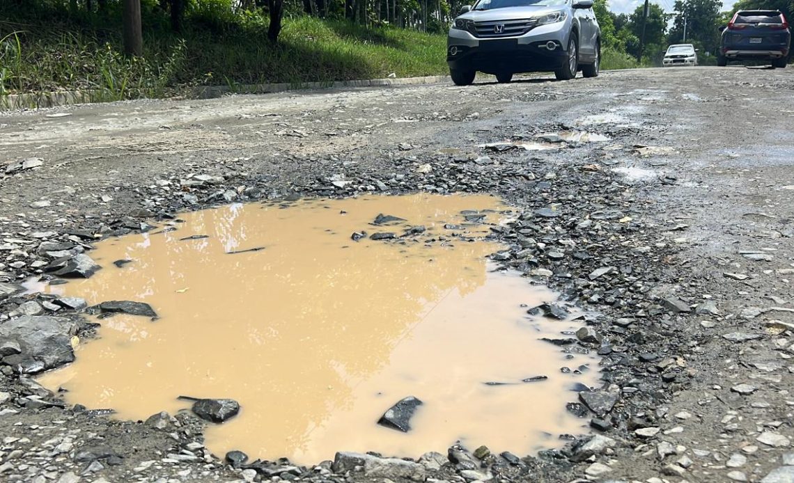 Hoyo en carretera Sabana Grande de Boyá