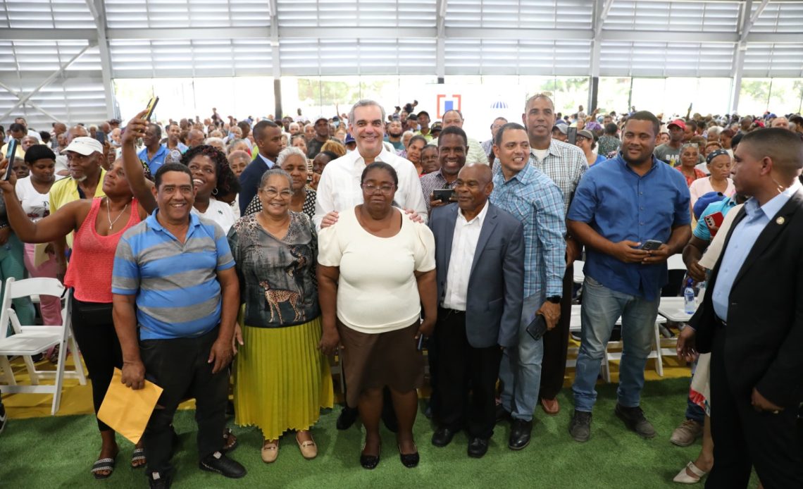 Abinader junto a comunitarios del Domingo Savio