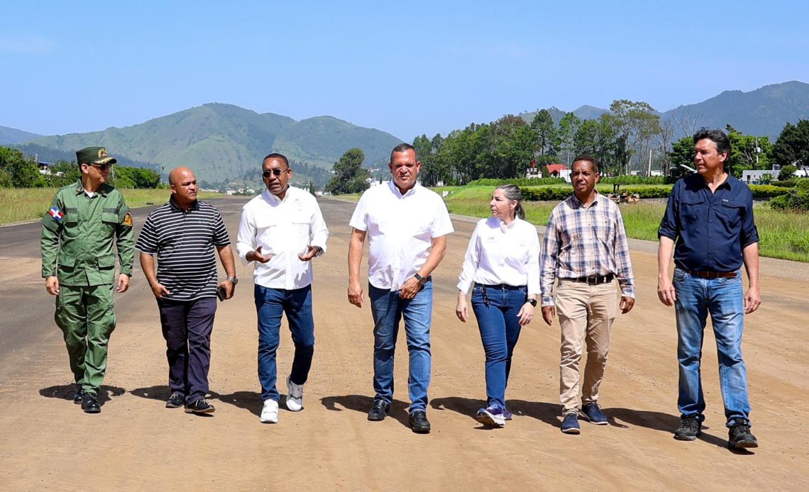 El director del DA, Víctor Pichardo, durante la inspección de los daños provocados por las lluvias en el aeropuerto doméstico de Constanza.