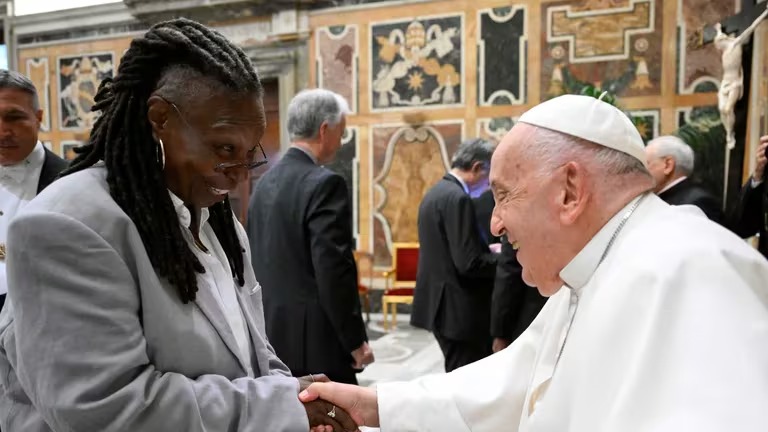 El papa Francisco saludando a Woopi