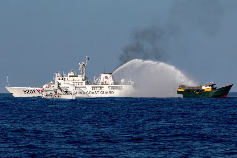 Buques guardacostas chinos disparan cañones de agua hacia un buque de reabastecimiento filipino Unaizah