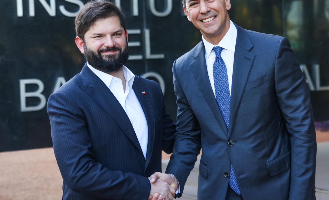 Fotografía cedida por la Presidencia de Paraguay del presidente de Chile, Gabriel Boric (i), junto al presidente de Paraguay, Santiago Peña, durante una visita de Boric a Paraguay, este miércoles 17 de julio de 2024, en Asunción (Paraguay). EFE/ Presidencia De Chile