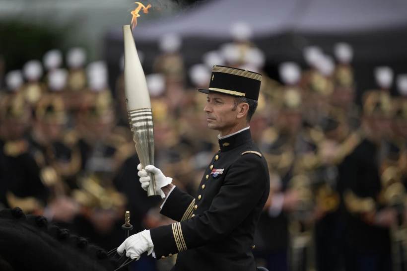 El desfile del Día de la Bastilla en París incluye a la antorcha olímpica en un año excepcional