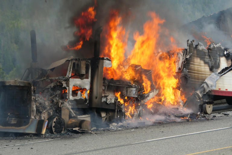 Explosin de camin con productos qumicos genera caos en Nueva Jersey