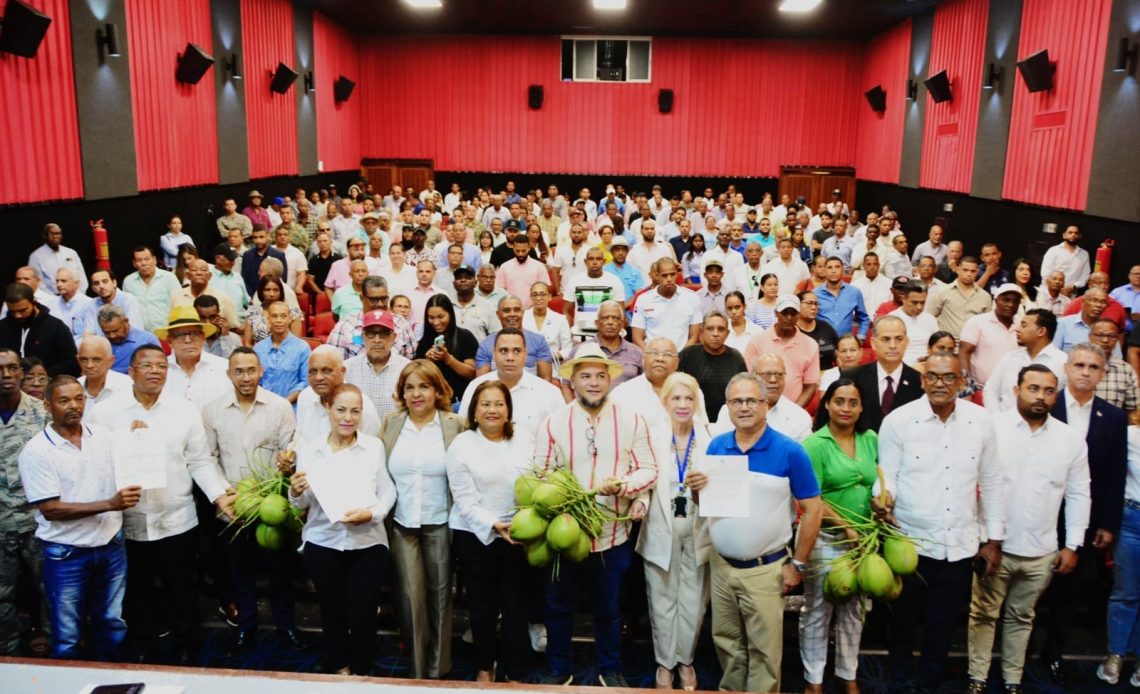 FEDA entrega plántulas de coco a productore