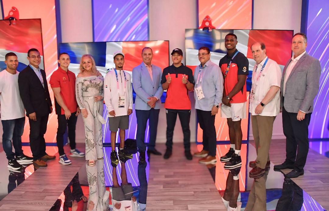 Frandiel Gómez, de clavado; Miguel Camacho, jefe de Misión; el gimnasta Audrys Nin Reyes; Rosa Hernández, embajadora dominicana en Francia; Yunior Alcántara, de boxeo; Garibaldy Bautista, presidente del COD; la pug