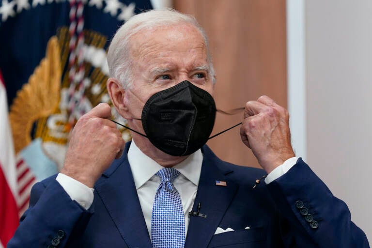 Joe Biden con mascarilla