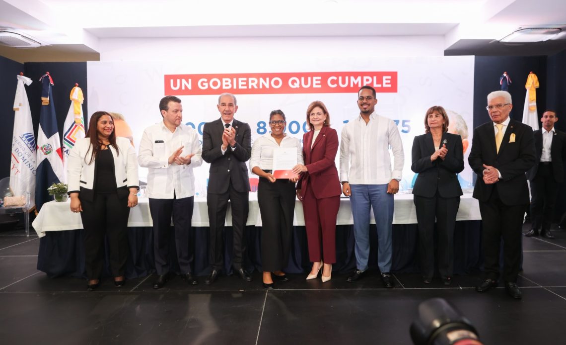 Mescyt entrega becas