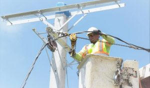 A pesar de que EDENORTE amplía redes eléctricas, apagones mantienen con el grito al cielo a residentes de Cevicos