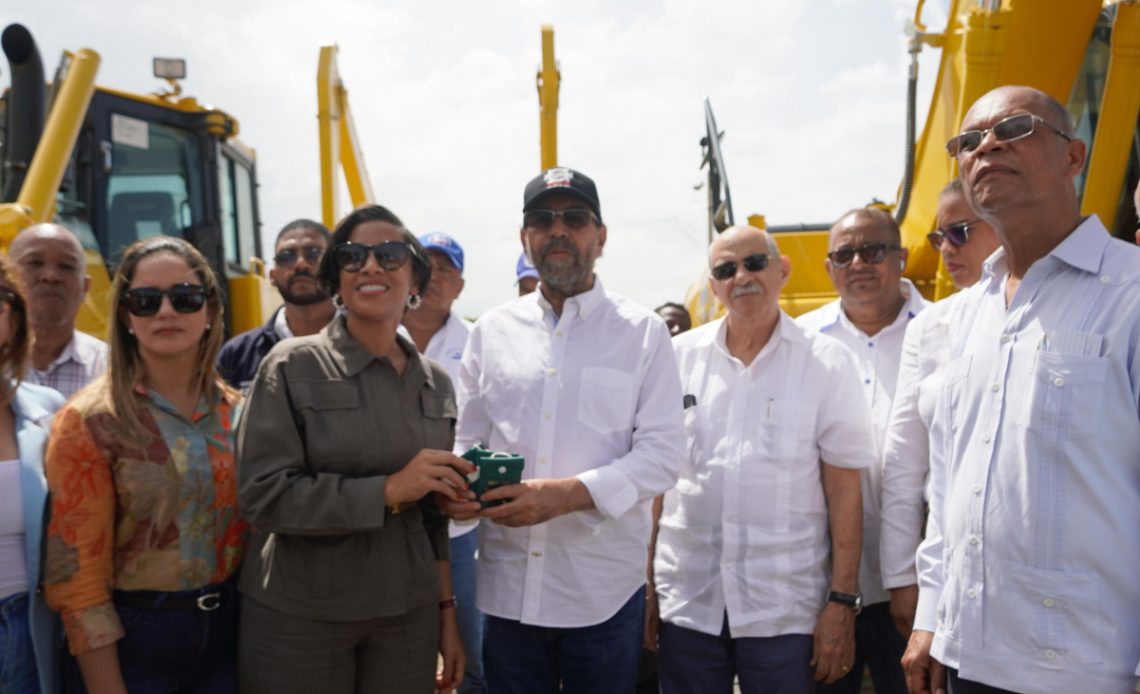 Olmedo Caba Romano, director ejecutivo del INDRHI, recibe los nuevos equipos pesados destinados al fortalecimiento institucional del proyecto PARGIRH.