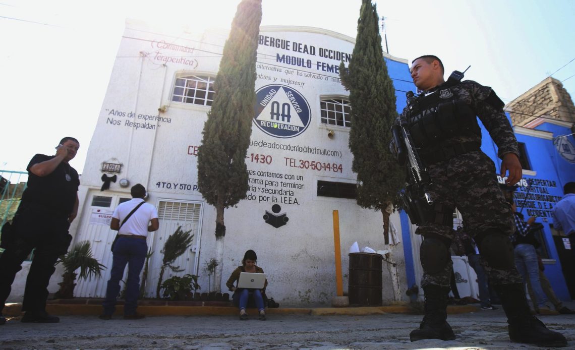 Imagen de archivo de agentes estatales que resguardan un albergue a donde fueron llevadas varias mujeres que fueron rescatadas. EFE/Ulises Ruiz Basurto