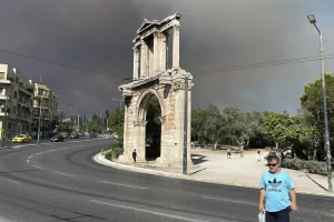 Incendio forestal cercano a la capital de Grecia oscurece el cielo de Atenas y avanza rápidamente