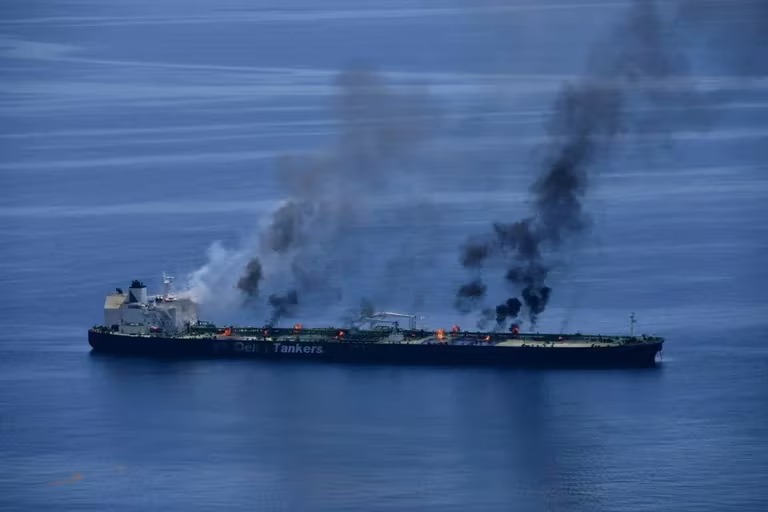 El petrolero griego sigue en llamas tras el ataque de los hutíes en el Mar Rojo