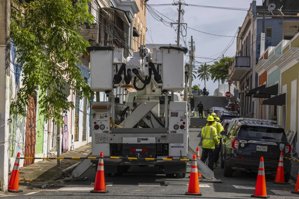 Sin luz continúan miles de personas en Puerto Rico, una semana después de la tormenta Ernesto