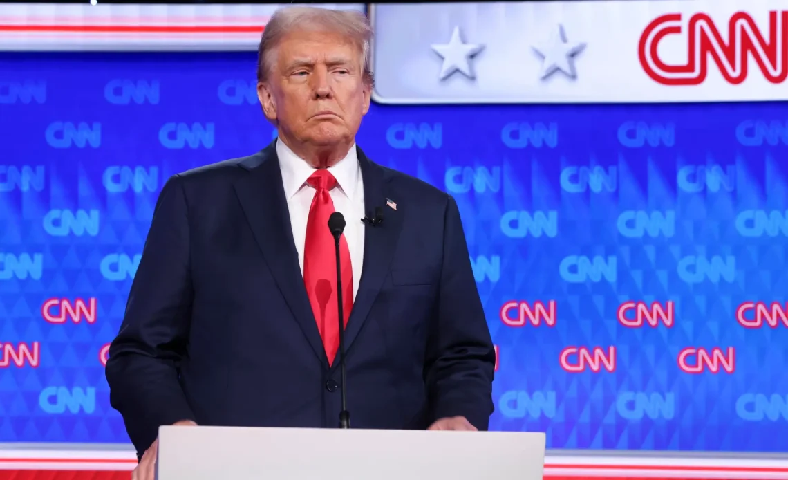 Por pedazos vende Trump el traje que usó para “noquear” a Biden en debate