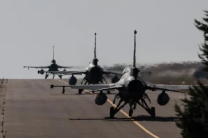 Un avión de combate F-16 estadounidense se estrella en Ucrania según medios de EE.UU.