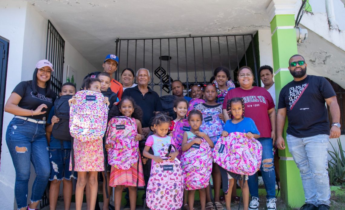 Fundación Soles de Vida entrega útiles escolares a niños de SDE