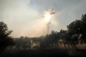 Hallan un cuerpo calcinado en el incendio declarado a las puertas de Atenas