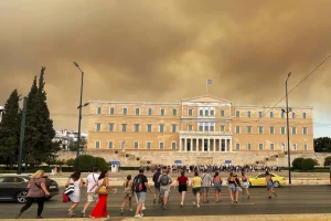 Incendio forestal cercano a la capital de Grecia oscurece el cielo de Atenas y avanza rápidamente