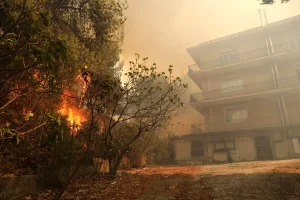 Hallan un cuerpo calcinado en el incendio declarado a las puertas de Atenas